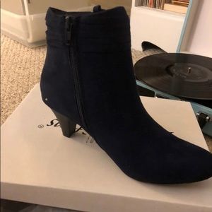 Blue suede shoes shoes with fridge on side, women’s size 7